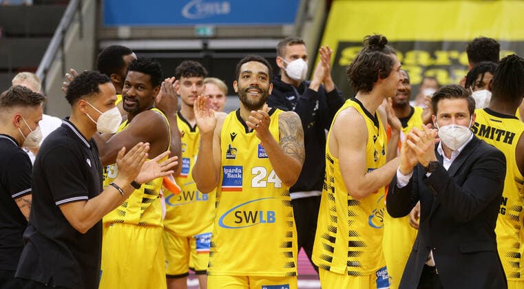 Ludwigsburg , Basketball easyCredit BBL Bundesliga , MHP RIESEN Ludwigsburg vs. Telekom Baskets Bonn , Jubel Ludwigsburg , mitte: Andrew Warren