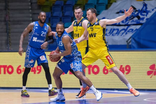 Fraport Skyliners - EWE Baskets Oldenburg, easyCredit BBL Philipp Schwethelm (Oldenburg, 33) verteidigt gegen Quantez Robertson (Fraport Skyliners, 23). Im Hintergrund Kamari Murphy (Fraport Skyliners, 21) und Rasid Mahalbasic (Oldenburg, 24). Basketball-Spiel der easyCredit BBL zwischen den Fraport Skyliners und EWE Baskets Oldenburg am 2. Mai 2021 in der Fraport-Arena in Frankfurt am Main., Frankfurt am Main Hessen Deutschland Fraport-Arena