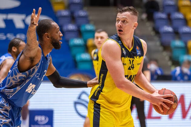 Fraport Skyliners - EWE Baskets Oldenburg, easyCredit BBL Kamari Murphy (Fraport Skyliners, 21, links) verteidigt gegen Rasid Mahalbasic (Oldenburg, 24). Basketball-Spiel der easyCredit BBL zwischen den Fraport Skyliners und EWE Baskets Oldenburg am 2. Mai 2021 in der Fraport-Arena in Frankfurt am Main., Frankfurt am Main Hessen Deutschland Fraport-Arena