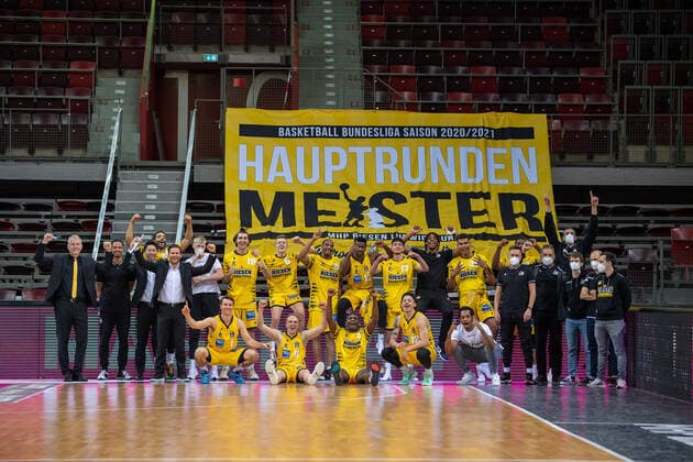 Teamfoto, Hauptrundenmeister MHP Riesen, MHP Riesen Ludwigsburg vs. Telekom Baskets Bonn, Basketball, Bundesliga, easycredit BBL, 32. Spieltag, Spielzeit 2020 2021, 02.05.2021, MHP Riesen Ludwigsburg vs. Telekom Baskets Bonn, Basketball, Bundesliga, easycredit BBL, 32. Spieltag, Spielzeit 2020 2021, 02.05.2021 Ludwigsburg Copyright: xEibner-Pressefoto SaschaxWaltherx EP_SWA