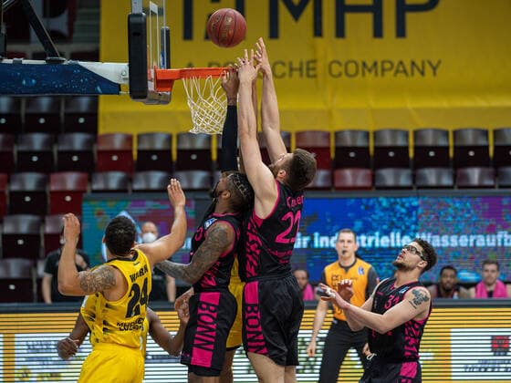 Alex Hamilton (Telekom Baskets Bonn, 00), Andrew Warren (MHP Riesen Ludwigsburg, 24), Tremmell Darden (MHP Riesen Ludwigsburg 21), Leon Kratzer (Telekom Baskets Bonn, 21), Isaiah Philmore (Telekom Baskets Bonn, 31), MHP Riesen Ludwigsburg vs. Telekom Baskets Bonn, Basketball, Bundesliga, easycredit BBL, 32. Spieltag, Spielzeit 2020 2021, 02.05.2021, MHP Riesen Ludwigsburg vs. Telekom Baskets Bonn, Basketball, Bundesliga, easycredit BBL, 32. Spieltag, Spielzeit 2020 2021, 02.05.2021 Ludwigsburg Copyright: xEibner-Pressefoto SaschaxWaltherx EP_SWA