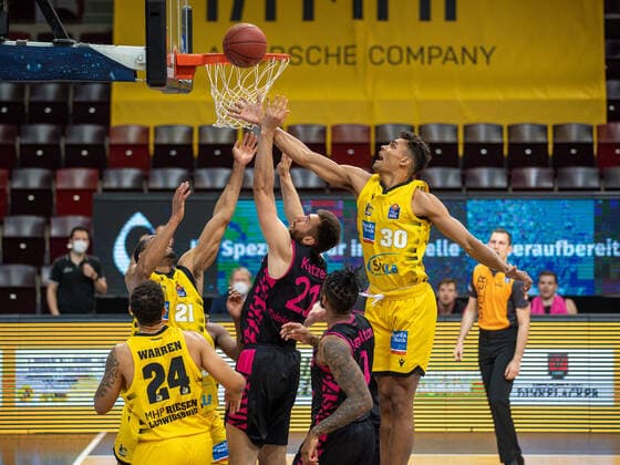 Tremmell Darden (MHP Riesen Ludwigsburg 21), Andrew Warren (MHP Riesen Ludwigsburg, 24), Leon Kratzer (Telekom Baskets Bonn, 21), Oscar DA Silva (MHP Riesen Ludwigsburg, 30), MHP Riesen Ludwigsburg vs. Telekom Baskets Bonn, Basketball, Bundesliga, easycredit BBL, 32. Spieltag, Spielzeit 2020 2021, 02.05.2021, MHP Riesen Ludwigsburg vs. Telekom Baskets Bonn, Basketball, Bundesliga, easycredit BBL, 32. Spieltag, Spielzeit 2020 2021, 02.05.2021 Ludwigsburg Copyright: xEibner-Pressefoto SaschaxWaltherx EP_SWA