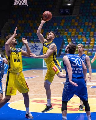 Fraport Skyliners - EWE Baskets Oldenburg, easyCredit BBL Keith Hornsby (Oldenburg, 4) steigt hoch zum Korb, links Norris Agbakoko (Oldenburg, 17). Basketball-Spiel der easyCredit BBL zwischen den Fraport Skyliners und EWE Baskets Oldenburg am 2. Mai 2021 in der Fraport-Arena in Frankfurt am Main., Frankfurt am Main Hessen Deutschland Fraport-Arena