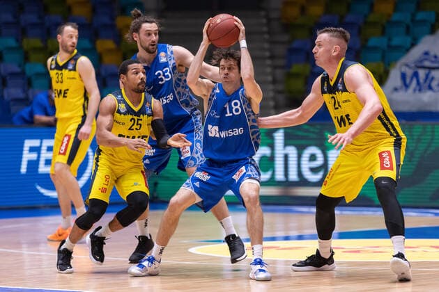 Fraport Skyliners - EWE Baskets Oldenburg, easyCredit BBL Joe Rahon (Fraport Skyliners, 18) wird von Phil Pressey (Oldenburg, 25, links) und Rasid Mahalbasic (Oldenburg, 24) angegriffen. Hinter ihm Marco Voeller (Fraport Skyliners, 33). Basketball-Spiel der easyCredit BBL zwischen den Fraport Skyliners und EWE Baskets Oldenburg am 2. Mai 2021 in der Fraport-Arena in Frankfurt am Main., Frankfurt am Main Hessen Deutschland Fraport-Arena