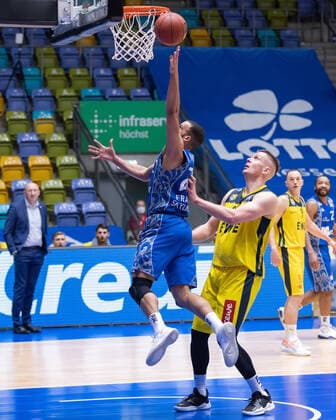 Fraport Skyliners - EWE Baskets Oldenburg, easyCredit BBL Korbleger von Rasheed Moore (Fraport Skyliners, 20) gegen Rasid Mahalbasic (Oldenburg, 24). Basketball-Spiel der easyCredit BBL zwischen den Fraport Skyliners und EWE Baskets Oldenburg am 2. Mai 2021 in der Fraport-Arena in Frankfurt am Main., Frankfurt am Main Hessen Deutschland Fraport-Arena
