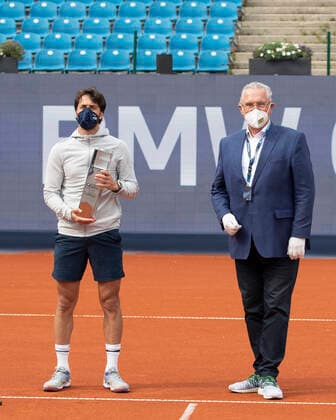 Innenminister Herrmann ueberreicht den Pokal an den Sieger Nikoloz Basilashvili (GEO), Herren Einzel, Siegerehrung, Praesentation Copyright: xJuergenxHasenkopfx