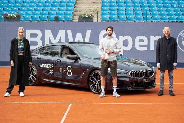 Sieger Nikoloz Basilashvili (GEO) haelt den Pokal, Trophäe und steht vor seinem BMW Mi850, rechts BMW Vorstand Pieter Nota und links Model Lena Gercke,Herren Einzel, Siegerehrung, Praesentation Copyright: xJuergenxHasenkopfx