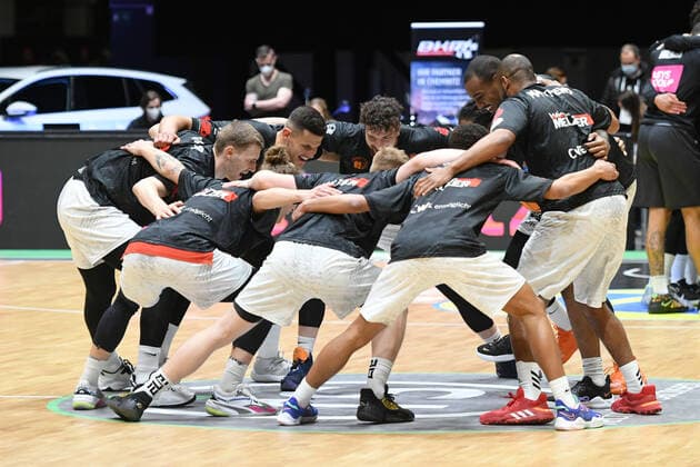 Mannschaft der Niners Chemnitz im Kreis vor dem Anpfiff, Niners Chemnitz vs. Ratiopharm Ulm, 02.05.2021, easycredit Basketball Bundesliga, GER, Saison 2020 21 Niners Chemnitz vs. Ratiopharm Ulm, 02.05.2021, easycredit Basketball Bundesliga, GER, Saison 2020 21 Chemnitz Copyright: xBertxHarzer xEibner-xPressefotox