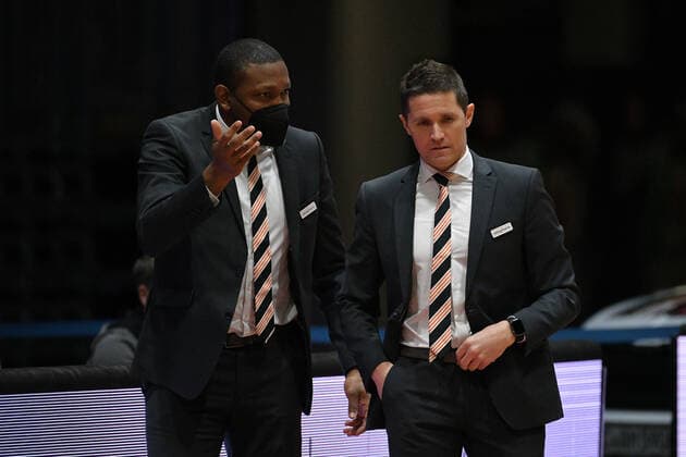 Tyron McCoy (Assistenztrainer, Assistant Coach, Ratiopharm Ulm) li. und Jaka Lakovic (Trainer, Head Coach, Ratiopharm Ulm) re., Niners Chemnitz vs. Ratiopharm Ulm, 02.05.2021, easycredit Basketball Bundesliga, GER, Saison 2020 21 Niners Chemnitz vs. Ratiopharm Ulm, 02.05.2021, easycredit Basketball Bundesliga, GER, Saison 2020 21 Chemnitz Copyright: xBertxHarzer xEibner-xPressefotox