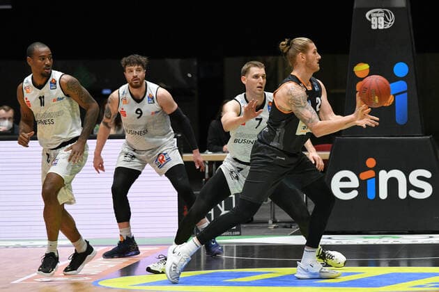 Dylan Osetkowski (Ratiopharm Ulm) am Ball, Jonas Richter (Niners Chemnitz) neben ihm, Niners Chemnitz vs. Ratiopharm Ulm, 02.05.2021, easycredit Basketball Bundesliga, GER, Saison 2020 21 Niners Chemnitz vs. Ratiopharm Ulm, 02.05.2021, easycredit Basketball Bundesliga, GER, Saison 2020 21 Chemnitz Copyright: xBertxHarzer xEibner-xPressefotox