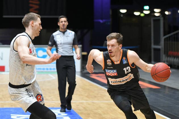 Andreas Obst (Ratiopharm Ulm) re. und Jonas Richter (Niners Chemnitz) li., Niners Chemnitz vs. Ratiopharm Ulm, 02.05.2021, easycredit Basketball Bundesliga, GER, Saison 2020 21 Niners Chemnitz vs. Ratiopharm Ulm, 02.05.2021, easycredit Basketball Bundesliga, GER, Saison 2020 21 Chemnitz Copyright: xBertxHarzer xEibner-xPressefotox