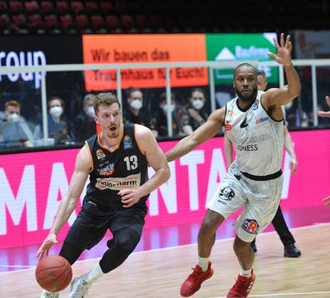 Zweikampf zwischen Andreas Obst (Ratiopharm Ulm) li. und Virgil Matthews (Niners Chemnitz) re., Niners Chemnitz vs. Ratiopharm Ulm, 02.05.2021, easycredit Basketball Bundesliga, GER, Saison 2020 21 Niners Chemnitz vs. Ratiopharm Ulm, 02.05.2021, easycredit Basketball Bundesliga, GER, Saison 2020 21 Chemnitz Copyright: xBertxHarzer xEibner-xPressefotox