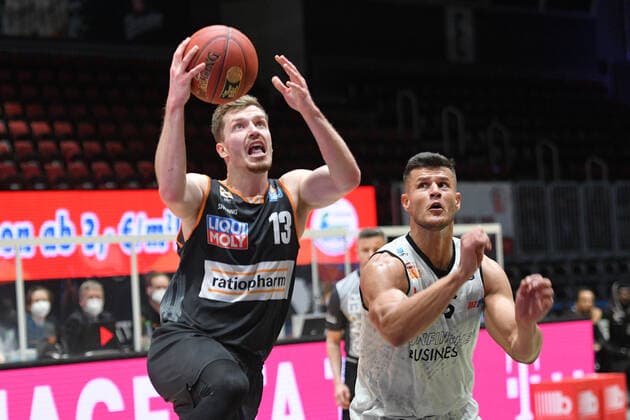 Andreas Obst (Ratiopharm Ulm) li. und Filip Stanic (Niners Chemnitz) re., Niners Chemnitz vs. Ratiopharm Ulm, 02.05.2021, easycredit Basketball Bundesliga, GER, Saison 2020 21 Niners Chemnitz vs. Ratiopharm Ulm, 02.05.2021, easycredit Basketball Bundesliga, GER, Saison 2020 21 Chemnitz Copyright: xBertxHarzer xEibner-xPressefotox