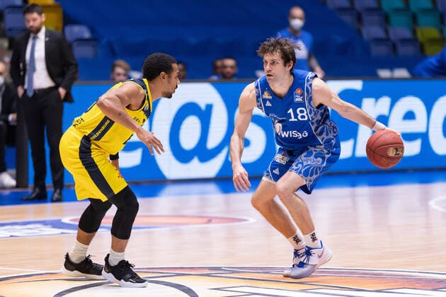 Fraport Skyliners - EWE Baskets Oldenburg, easyCredit BBL Joe Rahon (Fraport Skyliners, 18, rechts) gegen Phil Pressey (Oldenburg, 25). Basketball-Spiel der easyCredit BBL zwischen den Fraport Skyliners und EWE Baskets Oldenburg am 2. Mai 2021 in der Fraport-Arena in Frankfurt am Main., Frankfurt am Main Hessen Deutschland Fraport-Arena
