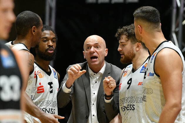 Rodrigo Pastore (Trainer, Head Coach, Niners Chemnitz) gibt Anweisungen, Niners Chemnitz vs. Ratiopharm Ulm, 02.05.2021, easycredit Basketball Bundesliga, GER, Saison 2020 21 Niners Chemnitz vs. Ratiopharm Ulm, 02.05.2021, easycredit Basketball Bundesliga, GER, Saison 2020 21 Chemnitz Copyright: xBertxHarzer xEibner-xPressefotox