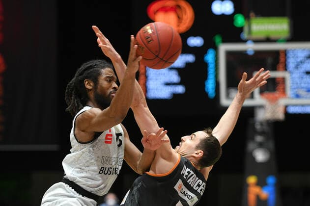John Petrucelli (Ratiopharm Ulm) re. und Marcus Thornton (Niners Chemnitz) li., Niners Chemnitz vs. Ratiopharm Ulm, 02.05.2021, easycredit Basketball Bundesliga, GER, Saison 2020 21 Niners Chemnitz vs. Ratiopharm Ulm, 02.05.2021, easycredit Basketball Bundesliga, GER, Saison 2020 21 Chemnitz Copyright: xBertxHarzer xEibner-xPressefotox