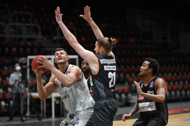 Dylan Osetkowski (Ratiopharm Ulm) Mitte, Troy Caupain (Ratiopharm Ulm) re. und Filip Stanic (Niners Chemnitz) li., Niners Chemnitz vs. Ratiopharm Ulm, 02.05.2021, easycredit Basketball Bundesliga, GER, Saison 2020 21 Niners Chemnitz vs. Ratiopharm Ulm, 02.05.2021, easycredit Basketball Bundesliga, GER, Saison 2020 21 Chemnitz Copyright: xBertxHarzer xEibner-xPressefotox