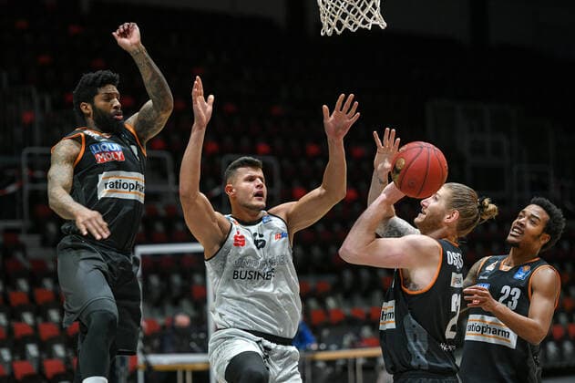 Dylan Osetkowski (Ratiopharm Ulm) 2.v.re., Troy Caupain (Ratiopharm Ulm) re., Cameron Clark (Ratiopharm Ulm) li. und Filip Stanic (Niners Chemnitz) 2.v. li., Niners Chemnitz vs. Ratiopharm Ulm, 02.05.2021, easycredit Basketball Bundesliga, GER, Saison 2020 21 Niners Chemnitz vs. Ratiopharm Ulm, 02.05.2021, easycredit Basketball Bundesliga, GER, Saison 2020 21 Chemnitz Copyright: xBertxHarzer xEibner-xPressefotox