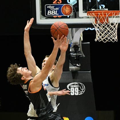 Kristofer Krause (Ratiopharm Ulm) vorn und Jonas Richter (Niners Chemnitz) hinten, Niners Chemnitz vs. Ratiopharm Ulm, 02.05.2021, easycredit Basketball Bundesliga, GER, Saison 2020 21 Niners Chemnitz vs. Ratiopharm Ulm, 02.05.2021, easycredit Basketball Bundesliga, GER, Saison 2020 21 Chemnitz Copyright: xBertxHarzer xEibner-xPressefotox