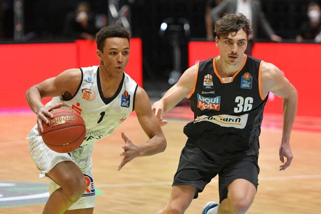 Kristofer Krause (Ratiopharm Ulm) re. und Brendan Gregori (Niners Chemnitz) li., Niners Chemnitz vs. Ratiopharm Ulm, 02.05.2021, easycredit Basketball Bundesliga, GER, Saison 2020 21 Niners Chemnitz vs. Ratiopharm Ulm, 02.05.2021, easycredit Basketball Bundesliga, GER, Saison 2020 21 Chemnitz Copyright: xBertxHarzer xEibner-xPressefotox