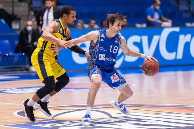 Fraport Skyliners - EWE Baskets Oldenburg, easyCredit BBL Joe Rahon (Fraport Skyliners, 18, rechts) gegen Phil Pressey (Oldenburg, 25). Basketball-Spiel der easyCredit BBL zwischen den Fraport Skyliners und EWE Baskets Oldenburg am 2. Mai 2021 in der Fraport-Arena in Frankfurt am Main., Frankfurt am Main Hessen Deutschland Fraport-Arena