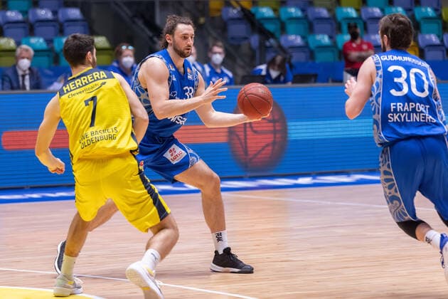 Fraport Skyliners - EWE Baskets Oldenburg, easyCredit BBL Marco Voeller (Fraport Skyliners, 33). Basketball-Spiel der easyCredit BBL zwischen den Fraport Skyliners und EWE Baskets Oldenburg am 2. Mai 2021 in der Fraport-Arena in Frankfurt am Main., Frankfurt am Main Hessen Deutschland Fraport-Arena