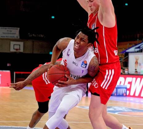 GSD zje123 Saison 2020 21 Easy credit Basketball Bundesliga BG Göttingen - FC Bayern München Göttingens Deishuan Booker (am Ball) gegen Bayerns Matej Rudan
