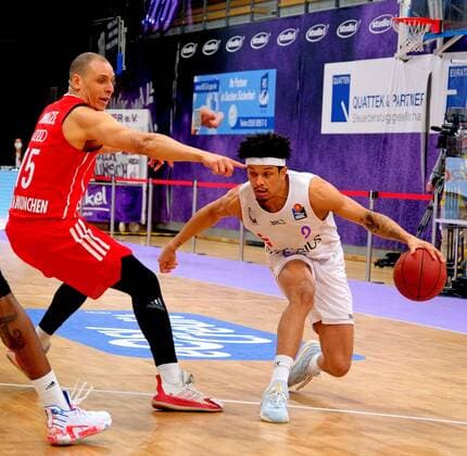 GSD zje123 Saison 2020 21 Easy credit Basketball Bundesliga BG Göttingen - FC Bayern München Göttingens Nelson Weidemann (am Ball) gegen Bayerns Robin Amaize