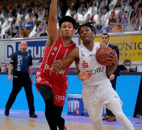 GSD zje123 Saison 2020 21 Easy credit Basketball Bundesliga BG Göttingen - FC Bayern München Göttingens Deishuan Booker (am Ball) gegen Bayerns Jason George
