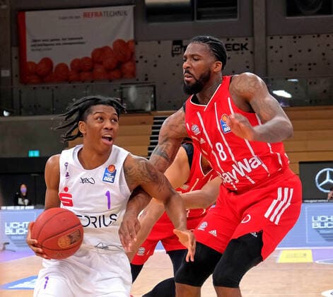GSD zje123 Saison 2020 21 Easy credit Basketball Bundesliga BG Göttingen - FC Bayern München Göttingens Deishuan Booker (am Ball) gegen Bayerns Jalen Reynolds