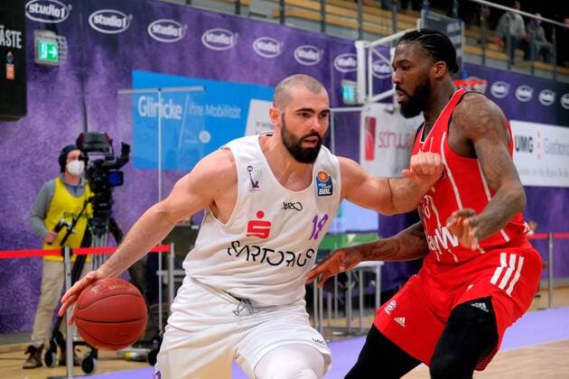 GSD zje123 Saison 2020 21 Easy credit Basketball Bundesliga BG Göttingen - FC Bayern München Göttingens Harper Kamp (am Ball) gegen Bayerns Jalen Reynolds