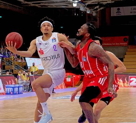 GSD zje123 Saison 2020 21 Easy credit Basketball Bundesliga BG Göttingen - FC Bayern München Göttingens Nelson Weidemann (am Ball) gegen Bayerns Jalen Reynolds