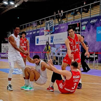 GSD zje123 Saison 2020 21 Easy credit Basketball Bundesliga BG Göttingen - FC Bayern München Göttingens v.l. Deishuan Booker, Marvin Omuvwie Bayerns David Krämer und Erol Ersek