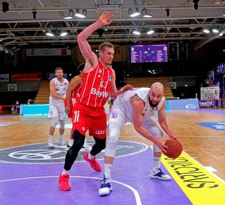 GSD zje123 Saison 2020 21 Easy credit Basketball Bundesliga BG Göttingen - FC Bayern München Göttingens Dennis Kramer (am Ball) gegen Bayerns Leon Radosevic