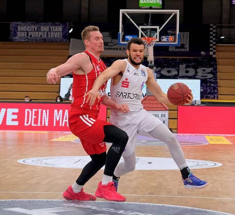 GSD zje123 Saison 2020 21 Easy credit Basketball Bundesliga BG Göttingen - FC Bayern München Göttingens Luke Nelson (am Ball) gegen Bayerns Leon Radesevic
