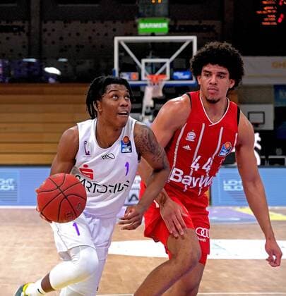 GSD zje123 Saison 2020 21 Easy credit Basketball Bundesliga BG Göttingen - FC Bayern München Göttingens Deishuan Booker (am Ball) gegen Bayerns Sasha Grant
