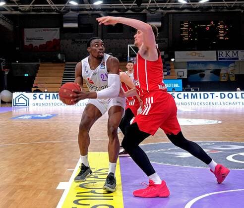 GSD zje123 Saison 2020 21 Easy credit Basketball Bundesliga BG Göttingen - FC Bayern München Göttingens Tai Odiase (am Ball) gegen Bayerns Leon Radosevic