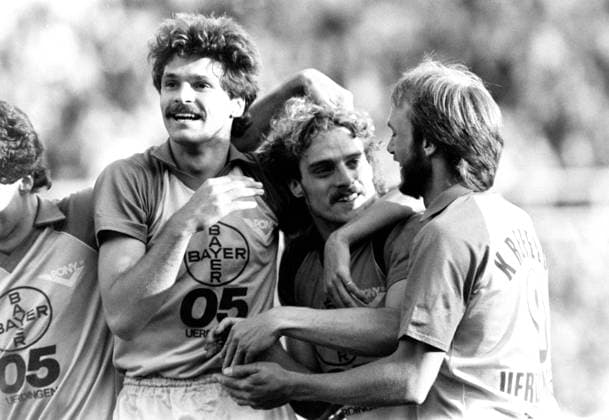 FEILZER Horst Team Bayer Uerdingen jubelt nach seinem Tor gegen FC Schalke 04 Fussball Bundesliga Saison 1982 - 1983 Relegationspiel Bayer Uerdingen - FC Schalke 04 am 15.06.1983 in Krefeld