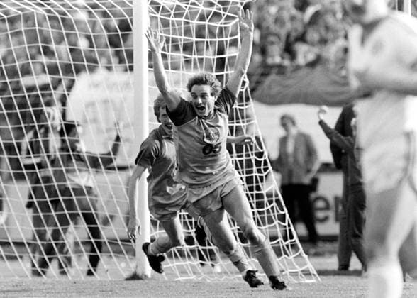 FEILZER Horst Team Bayer Uerdingen jubelt nach seinem Tor gegen FC Schalke 04 Fussball Bundesliga Saison 1982 - 1983 Relegationspiel Bayer Uerdingen - FC Schalke 04 am 15.06.1983 in Krefeld