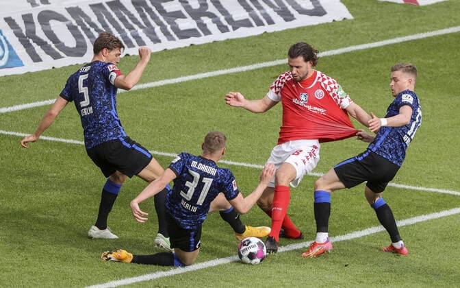 Fussball - Bundesliga - 1. FSV Mainz 05 vs. Hertha BSC - 03.05.21 Niklas Stark, Marton Dardai, Maximilian Mittelstädt (Hertha) gegen Adam Szalai (Mainz), - *** Football Bundesliga 1 FSV Mainz 05 vs Hertha BSC 03 05 21 Niklas Stark, Marton Dardai, Maximilian Mittelstädt Hertha vs Adam Szalai Mainz ,