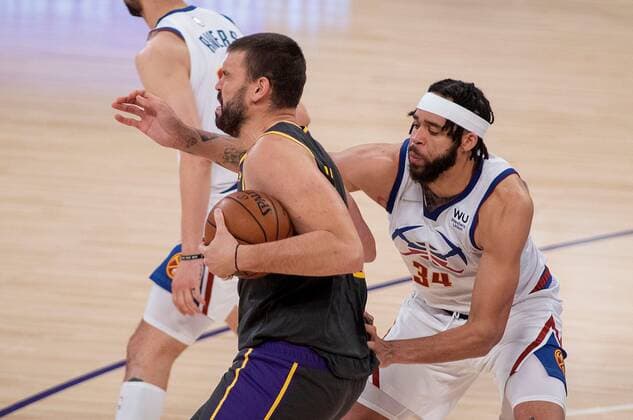 Los Angeles (United States), 03 05 2021.- Marc Gasol (C) of Lakers is poked in the eye by JaVale McGee of the Nuggets during the NBA, Basketball Herren, USA game between Los Angeles Lakers and Denver Nuggets, at the Staples Center in Los Angeles, California, USA, 03 May 2021. Los Angeles Lakers vs. Denver Nuggets !ACHTUNG: NUR REDAKTIONELLE NUTZUNG!  Copyright: xJavierxRojasx AME4931 20210504-637557069679058365
