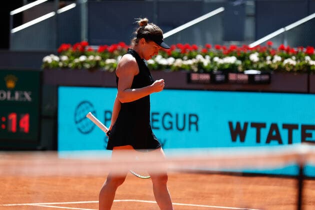 May 4, 2021, MADRID, MADRID, SPAIN: Simona Halep of Romania in action during her Women s Singles match, round of 16, against Elise Mertens of Belgium on the WTA, Tennis Damen 1000 - Mutua Madrid Open 2021 at La Caja Magica on May 4, 2021 in Madrid, Spain. MADRID SPAIN - ZUMAa181 20210504_zaa_a181_121 Copyright: xOscarxJ.xBarrosox