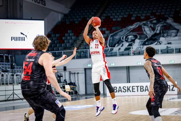 Mitte Devon Hall (Brose Bamberg, 22) Brose Bamberg - JobStairs Gießen 46ers Giessen - easyCredit-BBL - Basketball Bundesliga - Basketball Saison 2020 21 - 33. Spieltag, 04.05.2021 Bamberg, Brose Arena Copyright: DanielxLöb