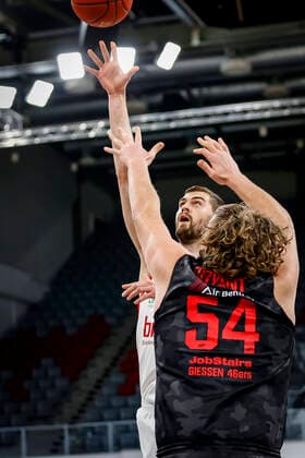 links David Kravish (Brose Bamberg, 45) rechts 54 John Bryant (JobStairs Gießen 46ers) Brose Bamberg - JobStairs Gießen 46ers Giessen - easyCredit-BBL - Basketball Bundesliga - Basketball Saison 2020 21 - 33. Spieltag, 04.05.2021 Bamberg, Brose Arena Copyright: DanielxLöb