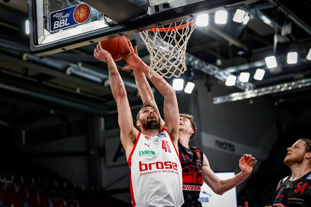 links David Kravish (Brose Bamberg, 45) rechts 08 Alen Pjanic (JobStairs Gießen 46ers) Brose Bamberg - JobStairs Gießen 46ers Giessen - easyCredit-BBL - Basketball Bundesliga - Basketball Saison 2020 21 - 33. Spieltag, 04.05.2021 Bamberg, Brose Arena Copyright: DanielxLöb
