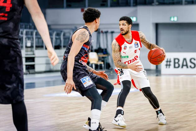 rechts Tyler Larson (Brose Bamberg, 55) Brose Bamberg - JobStairs Gießen 46ers Giessen - easyCredit-BBL - Basketball Bundesliga - Basketball Saison 2020 21 - 33. Spieltag, 04.05.2021 Bamberg, Brose Arena Copyright: DanielxLöb