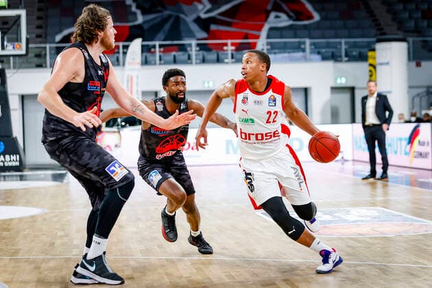 rechts Devon Hall (Brose Bamberg, 22) links 54 John Bryant (JobStairs Gießen 46ers) Mitte 02 Isaac Hamilton (JobStairs Giessen 46ers) Brose Bamberg - JobStairs Gießen 46ers Giessen - easyCredit-BBL - Basketball Bundesliga - Basketball Saison 2020 21 - 33. Spieltag, 04.05.2021 Bamberg, Brose Arena Copyright: DanielxLöb