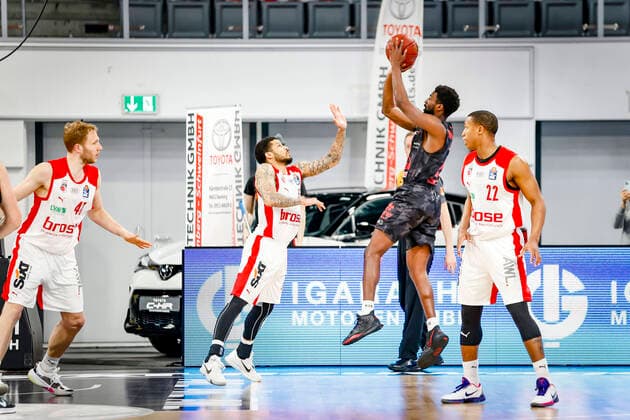 2.v.r. 02 Isaac Hamilton (JobStairs Giessen 46ers) 2.v.l. Tyler Larson (Brose Bamberg, 55) links Christian Sengfelder (Brose Bamberg, 43) rechts Devon Hall (Brose Bamberg, 22) Brose Bamberg - JobStairs Gießen 46ers Giessen - easyCredit-BBL - Basketball Bundesliga - Basketball Saison 2020 21 - 33. Spieltag, 04.05.2021 Bamberg, Brose Arena Copyright: DanielxLöb