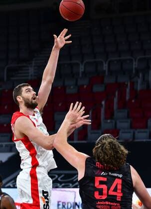 BAMBERG 04.05.2021 --- Basketball ---- easycredit 1. Basketball Bundesliga ---- 33. Spieltag: Brose Bamberg vs Gießen 46ers --- David Kravish (45, Brose Bamberg) wirft gegen John Bryant (54, Gießen 46ers) --- Foto: Hans-Martin Issler isslerimages ---- Brose Bamberg vs Gießen 46ers
