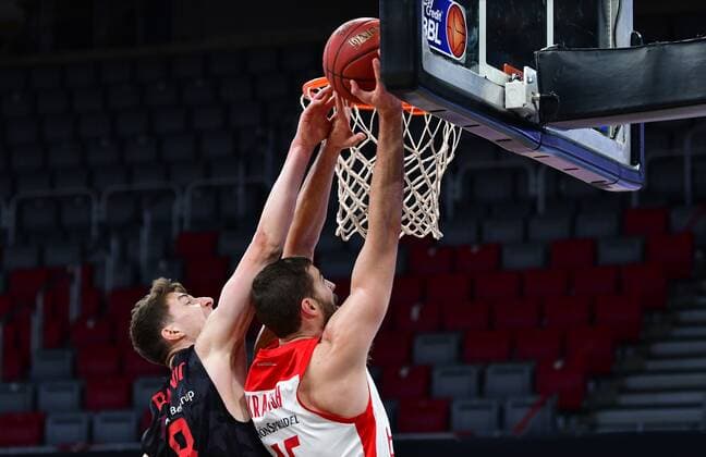 BAMBERG 04.05.2021 --- Basketball ---- easycredit 1. Basketball Bundesliga ---- 33. Spieltag: Brose Bamberg vs Gießen 46ers --- David Kravish (45, Brose Bamberg) mit Korbleger gegen Alen Pjanic (8, Gießen 46ers) --- Foto: Hans-Martin Issler isslerimages ---- Brose Bamberg vs Gießen 46ers